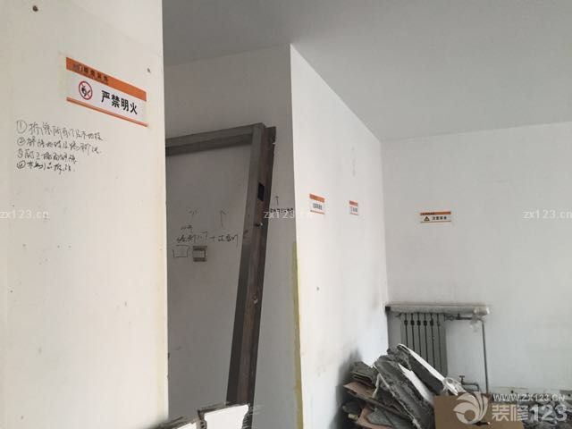 终于在北京四环里贷款买了套两居室二手房，还是很欣喜的，为了装好它，我可真是费了心了，毕竟是自己以后的小家，所以我真是没少操心，当然，这钞票也是唰唰的往外流啊！稍微写点自己的小日记吧，虽然我的文笔不好。为了装修，手机也下了好几个关于装修的app,什么设计本，装修管家。<br>我选择了5月15号开工，也算是黄道吉日，今天是动工的第一天，就两个工人，但速度还挺快，一天就从一个挺好的二手房家变成这样了！