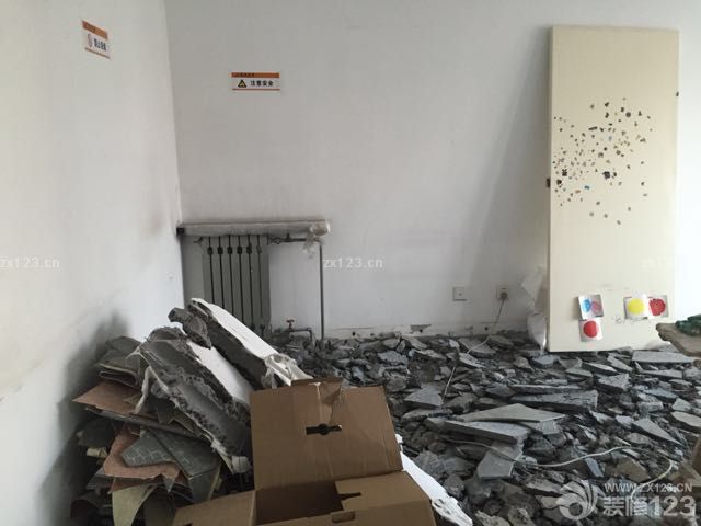 终于在北京四环里贷款买了套两居室二手房，还是很欣喜的，为了装好它，我可真是费了心了，毕竟是自己以后的小家，所以我真是没少操心，当然，这钞票也是唰唰的往外流啊！稍微写点自己的小日记吧，虽然我的文笔不好。为了装修，手机也下了好几个关于装修的app,什么设计本，装修管家。<br>我选择了5月15号开工，也算是黄道吉日，今天是动工的第一天，就两个工人，但速度还挺快，一天就从一个挺好的二手房家变成这样了！