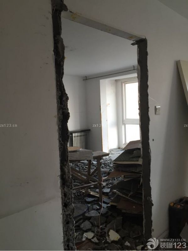 终于在北京四环里贷款买了套两居室二手房，还是很欣喜的，为了装好它，我可真是费了心了，毕竟是自己以后的小家，所以我真是没少操心，当然，这钞票也是唰唰的往外流啊！稍微写点自己的小日记吧，虽然我的文笔不好。为了装修，手机也下了好几个关于装修的app,什么设计本，装修管家。<br>我选择了5月15号开工，也算是黄道吉日，今天是动工的第一天，就两个工人，但速度还挺快，一天就从一个挺好的二手房家变成这样了！