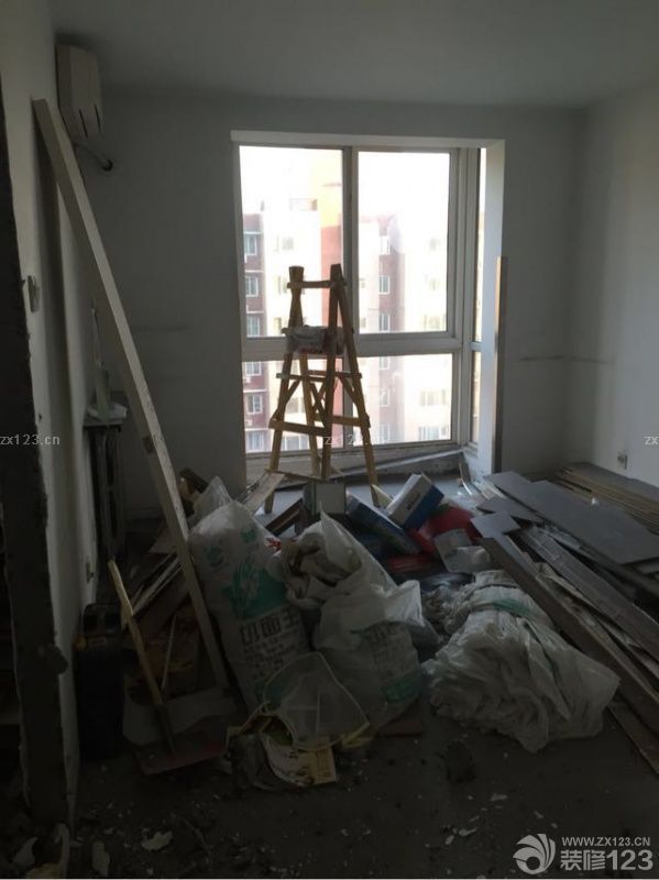 终于在北京四环里贷款买了套两居室二手房，还是很欣喜的，为了装好它，我可真是费了心了，毕竟是自己以后的小家，所以我真是没少操心，当然，这钞票也是唰唰的往外流啊！稍微写点自己的小日记吧，虽然我的文笔不好。为了装修，手机也下了好几个关于装修的app,什么设计本，装修管家。<br>我选择了5月15号开工，也算是黄道吉日，今天是动工的第一天，就两个工人，但速度还挺快，一天就从一个挺好的二手房家变成这样了！