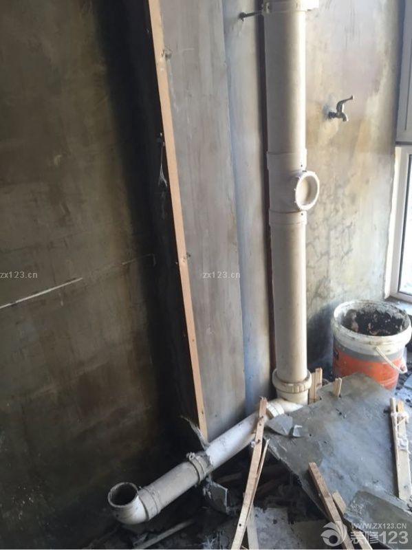 终于在北京四环里贷款买了套两居室二手房，还是很欣喜的，为了装好它，我可真是费了心了，毕竟是自己以后的小家，所以我真是没少操心，当然，这钞票也是唰唰的往外流啊！稍微写点自己的小日记吧，虽然我的文笔不好。为了装修，手机也下了好几个关于装修的app,什么设计本，装修管家。<br>我选择了5月15号开工，也算是黄道吉日，今天是动工的第一天，就两个工人，但速度还挺快，一天就从一个挺好的二手房家变成这样了！