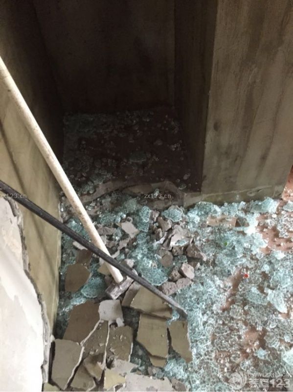 终于在北京四环里贷款买了套两居室二手房，还是很欣喜的，为了装好它，我可真是费了心了，毕竟是自己以后的小家，所以我真是没少操心，当然，这钞票也是唰唰的往外流啊！稍微写点自己的小日记吧，虽然我的文笔不好。为了装修，手机也下了好几个关于装修的app,什么设计本，装修管家。<br>我选择了5月15号开工，也算是黄道吉日，今天是动工的第一天，就两个工人，但速度还挺快，一天就从一个挺好的二手房家变成这样了！