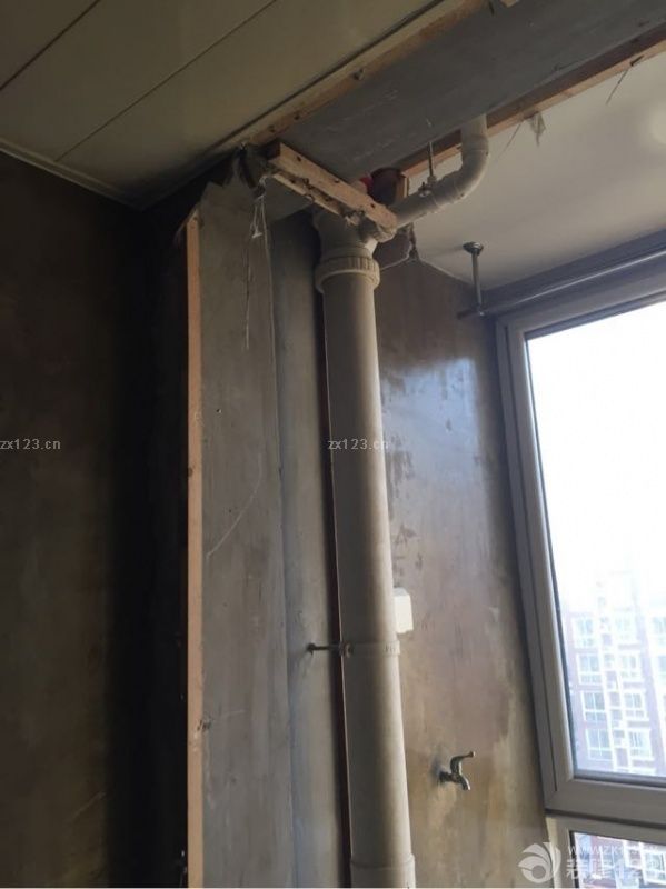 终于在北京四环里贷款买了套两居室二手房，还是很欣喜的，为了装好它，我可真是费了心了，毕竟是自己以后的小家，所以我真是没少操心，当然，这钞票也是唰唰的往外流啊！稍微写点自己的小日记吧，虽然我的文笔不好。为了装修，手机也下了好几个关于装修的app,什么设计本，装修管家。<br>我选择了5月15号开工，也算是黄道吉日，今天是动工的第一天，就两个工人，但速度还挺快，一天就从一个挺好的二手房家变成这样了！