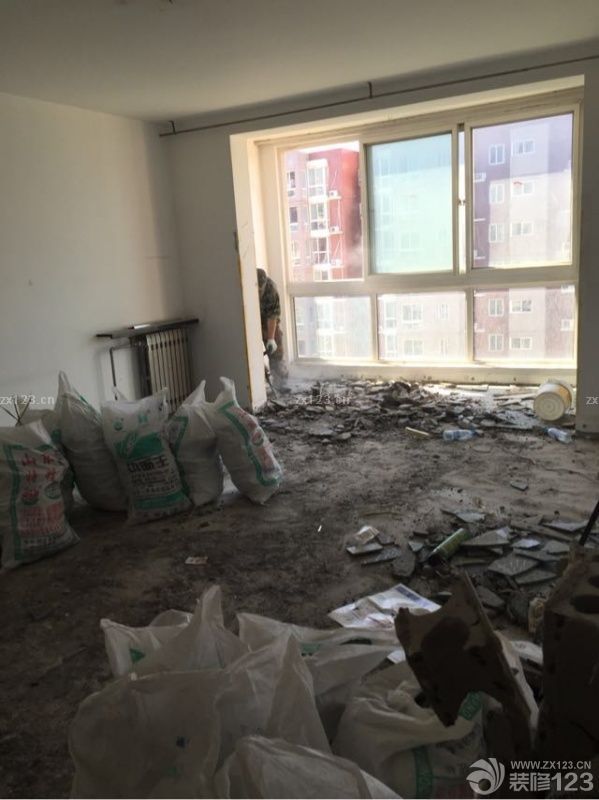 今早去看了下拆的过程，师傅很辛苦，大赞一个，还有位师傅推着垃圾出去了，今天是3位师傅！