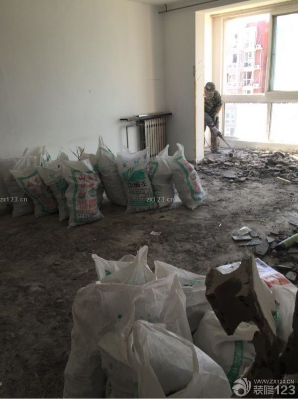 今早去看了下拆的过程，师傅很辛苦，大赞一个，还有位师傅推着垃圾出去了，今天是3位师傅！