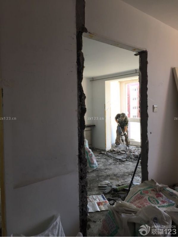 今早去看了下拆的过程，师傅很辛苦，大赞一个，还有位师傅推着垃圾出去了，今天是3位师傅！