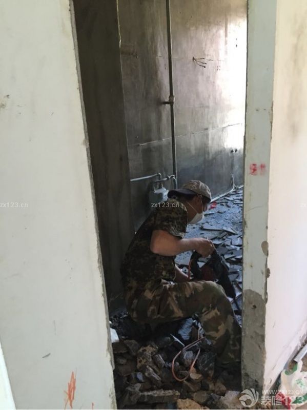 今早去看了下拆的过程，师傅很辛苦，大赞一个，还有位师傅推着垃圾出去了，今天是3位师傅！