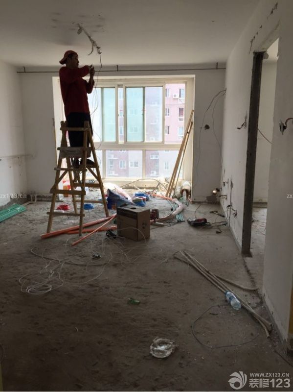 今天我和老公都去了，在老公的协助下工人完成了原有管线换线的工作，老公不宜，工人也很不易！