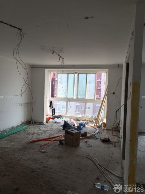 今天我和老公都去了，在老公的协助下工人完成了原有管线换线的工作，老公不宜，工人也很不易！