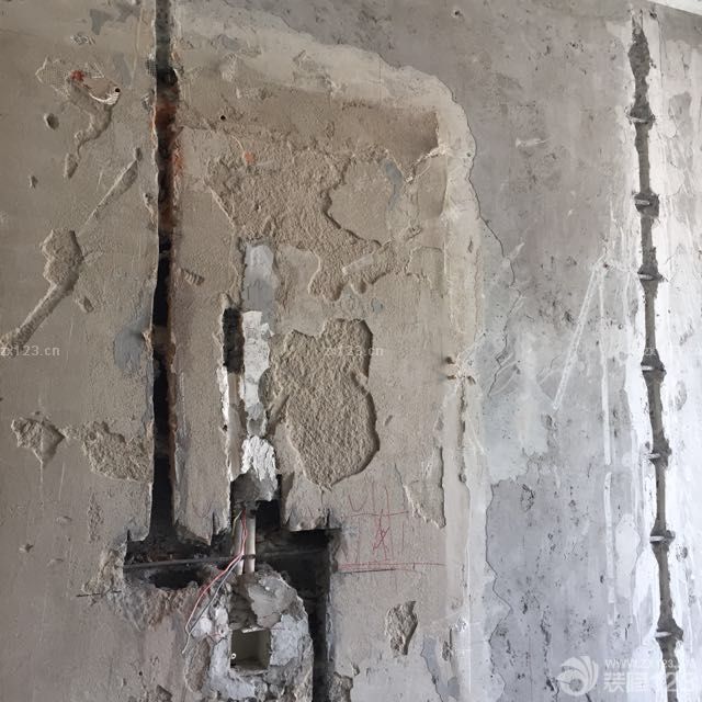 今天我和老公都去了，在老公的协助下工人完成了原有管线换线的工作，老公不宜，工人也很不易！