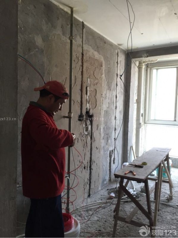 今天我和老公都去了，在老公的协助下工人完成了原有管线换线的工作，老公不宜，工人也很不易！