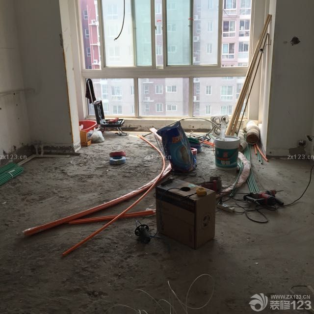 今天我和老公都去了，在老公的协助下工人完成了原有管线换线的工作，老公不宜，工人也很不易！