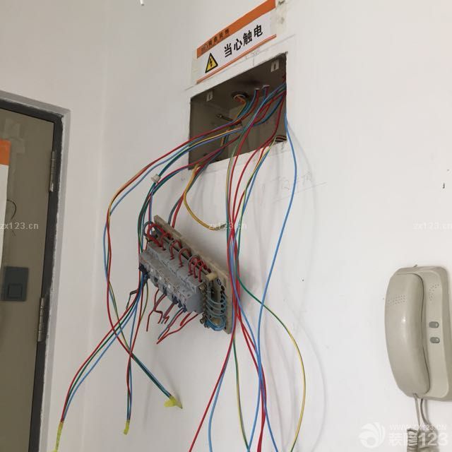 今天我和老公都去了，在老公的协助下工人完成了原有管线换线的工作，老公不宜，工人也很不易！