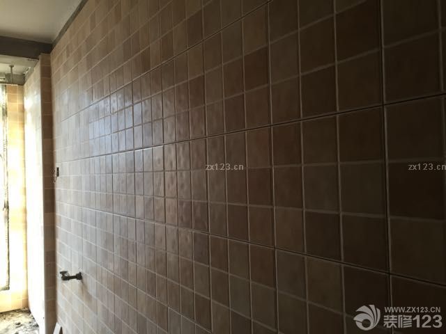 厨房的砖快要贴完了，不错哦！