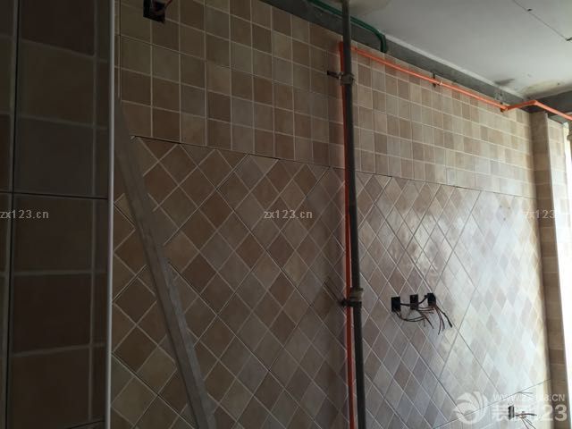 厨房的砖快要贴完了，不错哦！