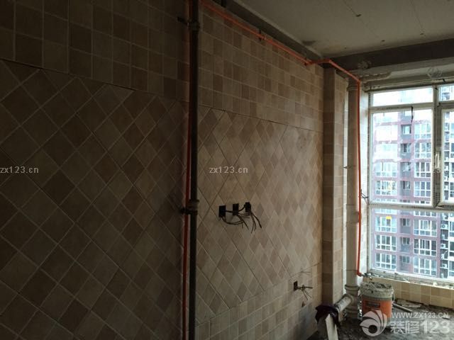 厨房的砖快要贴完了，不错哦！