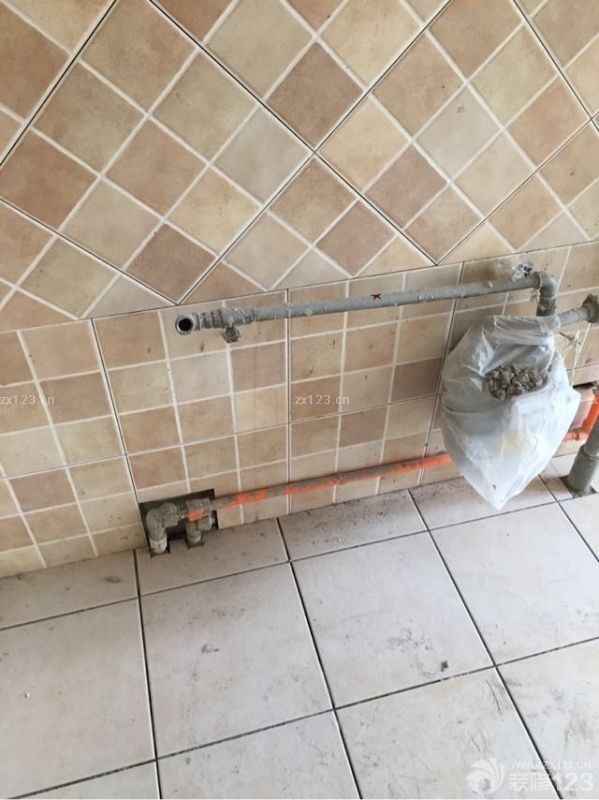 厨房铺完，地砖有些小，缝有些大。