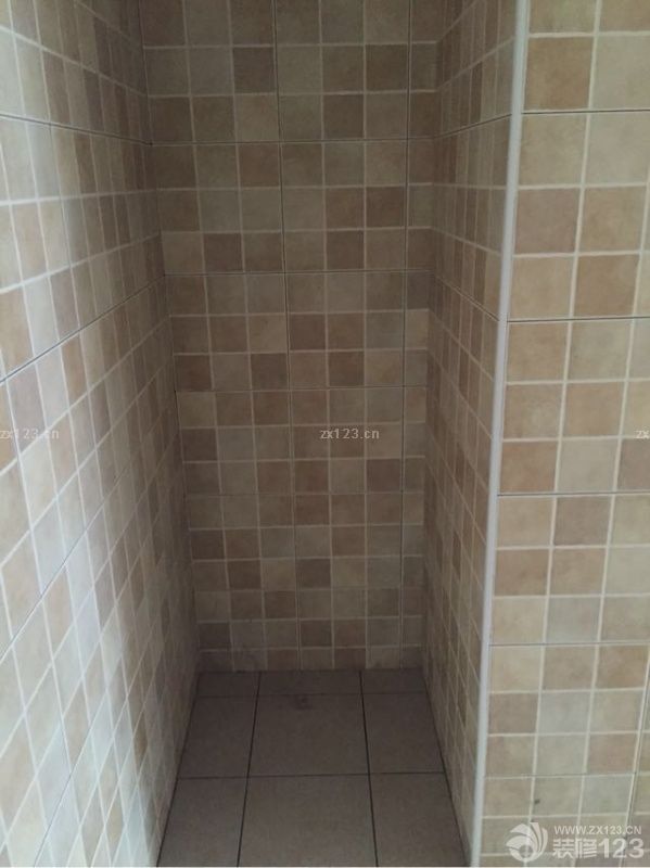 厨房铺完，地砖有些小，缝有些大。