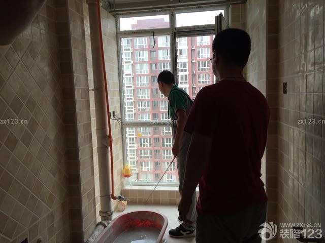 估计有快两周之前吧，行了铺砖的验收，因为有事一直没过来写日记，验收的师傅第一天有事没来了，所以改为第二天中午过来。验收的过程我还是很满意的，帮我检查出一些有问题的砖，后来都跟施工的师傅说了，还不错，帮我们及时查漏补缺。其实，不知道大家注意没我客厅的砖，脏脏的那个，其实是上面的贴膜，撕不下来，这个我很生气，没想到会是这样，后来我跟装修公司反映必须给我解决，所以最后由卖砖的人负责找保洁给我弄干净，现在只能希望吧。不过以后还是告诉大家，装修一定要自己买材料，受点累还是值得的，省得跟现在一样，看着不舒心！