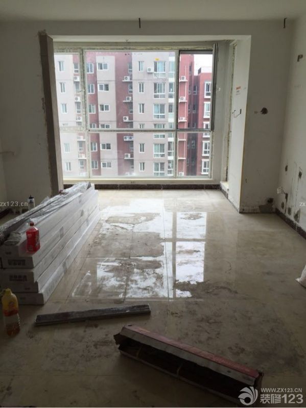 估计有快两周之前吧，行了铺砖的验收，因为有事一直没过来写日记，验收的师傅第一天有事没来了，所以改为第二天中午过来。验收的过程我还是很满意的，帮我检查出一些有问题的砖，后来都跟施工的师傅说了，还不错，帮我们及时查漏补缺。其实，不知道大家注意没我客厅的砖，脏脏的那个，其实是上面的贴膜，撕不下来，这个我很生气，没想到会是这样，后来我跟装修公司反映必须给我解决，所以最后由卖砖的人负责找保洁给我弄干净，现在只能希望吧。不过以后还是告诉大家，装修一定要自己买材料，受点累还是值得的，省得跟现在一样，看着不舒心！