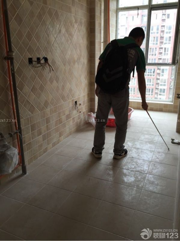 估计有快两周之前吧，行了铺砖的验收，因为有事一直没过来写日记，验收的师傅第一天有事没来了，所以改为第二天中午过来。验收的过程我还是很满意的，帮我检查出一些有问题的砖，后来都跟施工的师傅说了，还不错，帮我们及时查漏补缺。其实，不知道大家注意没我客厅的砖，脏脏的那个，其实是上面的贴膜，撕不下来，这个我很生气，没想到会是这样，后来我跟装修公司反映必须给我解决，所以最后由卖砖的人负责找保洁给我弄干净，现在只能希望吧。不过以后还是告诉大家，装修一定要自己买材料，受点累还是值得的，省得跟现在一样，看着不舒心！