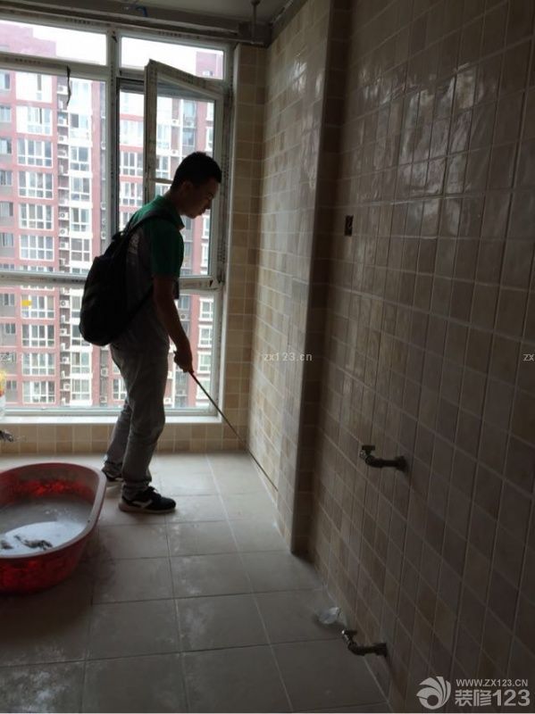 估计有快两周之前吧，行了铺砖的验收，因为有事一直没过来写日记，验收的师傅第一天有事没来了，所以改为第二天中午过来。验收的过程我还是很满意的，帮我检查出一些有问题的砖，后来都跟施工的师傅说了，还不错，帮我们及时查漏补缺。其实，不知道大家注意没我客厅的砖，脏脏的那个，其实是上面的贴膜，撕不下来，这个我很生气，没想到会是这样，后来我跟装修公司反映必须给我解决，所以最后由卖砖的人负责找保洁给我弄干净，现在只能希望吧。不过以后还是告诉大家，装修一定要自己买材料，受点累还是值得的，省得跟现在一样，看着不舒心！