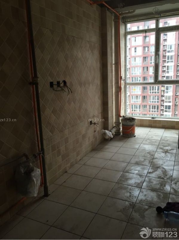 估计有快两周之前吧，行了铺砖的验收，因为有事一直没过来写日记，验收的师傅第一天有事没来了，所以改为第二天中午过来。验收的过程我还是很满意的，帮我检查出一些有问题的砖，后来都跟施工的师傅说了，还不错，帮我们及时查漏补缺。其实，不知道大家注意没我客厅的砖，脏脏的那个，其实是上面的贴膜，撕不下来，这个我很生气，没想到会是这样，后来我跟装修公司反映必须给我解决，所以最后由卖砖的人负责找保洁给我弄干净，现在只能希望吧。不过以后还是告诉大家，装修一定要自己买材料，受点累还是值得的，省得跟现在一样，看着不舒心！