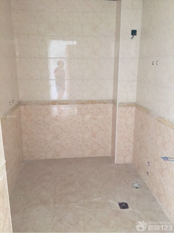 估计有快两周之前吧，行了铺砖的验收，因为有事一直没过来写日记，验收的师傅第一天有事没来了，所以改为第二天中午过来。验收的过程我还是很满意的，帮我检查出一些有问题的砖，后来都跟施工的师傅说了，还不错，帮我们及时查漏补缺。其实，不知道大家注意没我客厅的砖，脏脏的那个，其实是上面的贴膜，撕不下来，这个我很生气，没想到会是这样，后来我跟装修公司反映必须给我解决，所以最后由卖砖的人负责找保洁给我弄干净，现在只能希望吧。不过以后还是告诉大家，装修一定要自己买材料，受点累还是值得的，省得跟现在一样，看着不舒心！