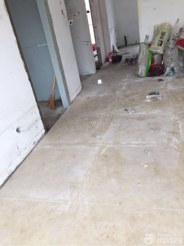 装修的瓷砖看起来还是很不错的，整个整洁如新，很是满意。