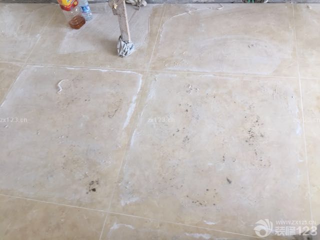 装修的瓷砖看起来还是很不错的，整个整洁如新，很是满意。