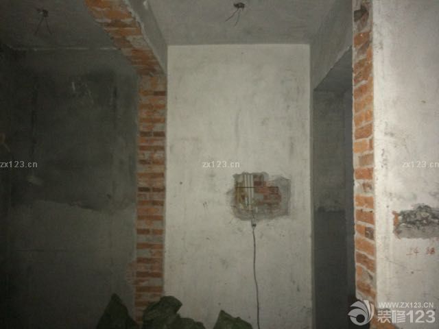 经过三天的改拆，基本的框架已经落成。准备开始进行水电改造啦，厨房厕所阳台这三个地方的防水一定要做好！不然后续会很麻烦，甚至要把铺好的砖敲掉重新做，所以后续装修的伙伴们一定注意啦！<br>另外，走水电一定要在脑海中有一个大致的轮廓，哪些地方按插座，安装多少个，够不够得着等等。给大家一个小建议：每个房间走一根线入闸；冰箱单独走一根；洗衣机、电视机、电脑等等安装电源开关插座，以便于用完之后切断电源；想想沙发边上装几个插座，好边充电边玩手机；想想餐桌哪里装插座好吃火锅…………总之各位对自己的各个房间布局要掌握清楚！<br>
