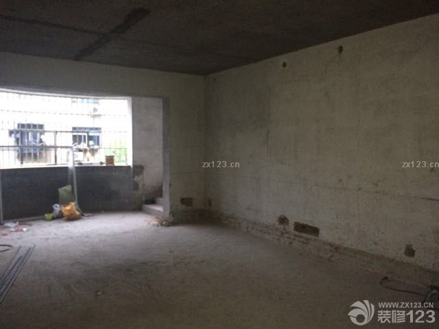 经过三天的改拆，基本的框架已经落成。准备开始进行水电改造啦，厨房厕所阳台这三个地方的防水一定要做好！不然后续会很麻烦，甚至要把铺好的砖敲掉重新做，所以后续装修的伙伴们一定注意啦！<br>另外，走水电一定要在脑海中有一个大致的轮廓，哪些地方按插座，安装多少个，够不够得着等等。给大家一个小建议：每个房间走一根线入闸；冰箱单独走一根；洗衣机、电视机、电脑等等安装电源开关插座，以便于用完之后切断电源；想想沙发边上装几个插座，好边充电边玩手机；想想餐桌哪里装插座好吃火锅…………总之各位对自己的各个房间布局要掌握清楚！<br>