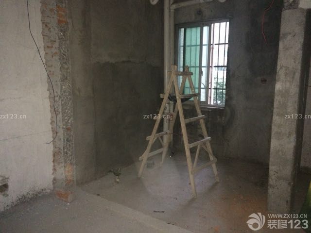 经过三天的改拆，基本的框架已经落成。准备开始进行水电改造啦，厨房厕所阳台这三个地方的防水一定要做好！不然后续会很麻烦，甚至要把铺好的砖敲掉重新做，所以后续装修的伙伴们一定注意啦！<br>另外，走水电一定要在脑海中有一个大致的轮廓，哪些地方按插座，安装多少个，够不够得着等等。给大家一个小建议：每个房间走一根线入闸；冰箱单独走一根；洗衣机、电视机、电脑等等安装电源开关插座，以便于用完之后切断电源；想想沙发边上装几个插座，好边充电边玩手机；想想餐桌哪里装插座好吃火锅…………总之各位对自己的各个房间布局要掌握清楚！<br>