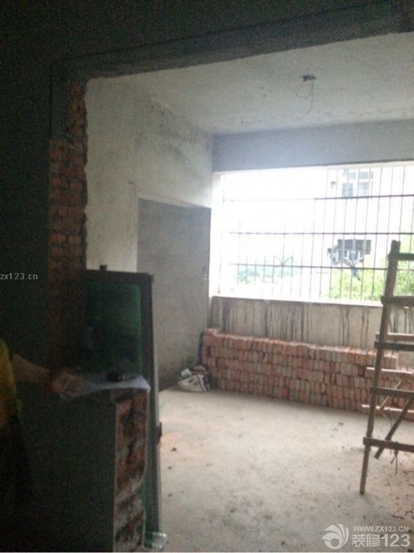 经过三天的改拆，基本的框架已经落成。准备开始进行水电改造啦，厨房厕所阳台这三个地方的防水一定要做好！不然后续会很麻烦，甚至要把铺好的砖敲掉重新做，所以后续装修的伙伴们一定注意啦！<br>另外，走水电一定要在脑海中有一个大致的轮廓，哪些地方按插座，安装多少个，够不够得着等等。给大家一个小建议：每个房间走一根线入闸；冰箱单独走一根；洗衣机、电视机、电脑等等安装电源开关插座，以便于用完之后切断电源；想想沙发边上装几个插座，好边充电边玩手机；想想餐桌哪里装插座好吃火锅…………总之各位对自己的各个房间布局要掌握清楚！<br>