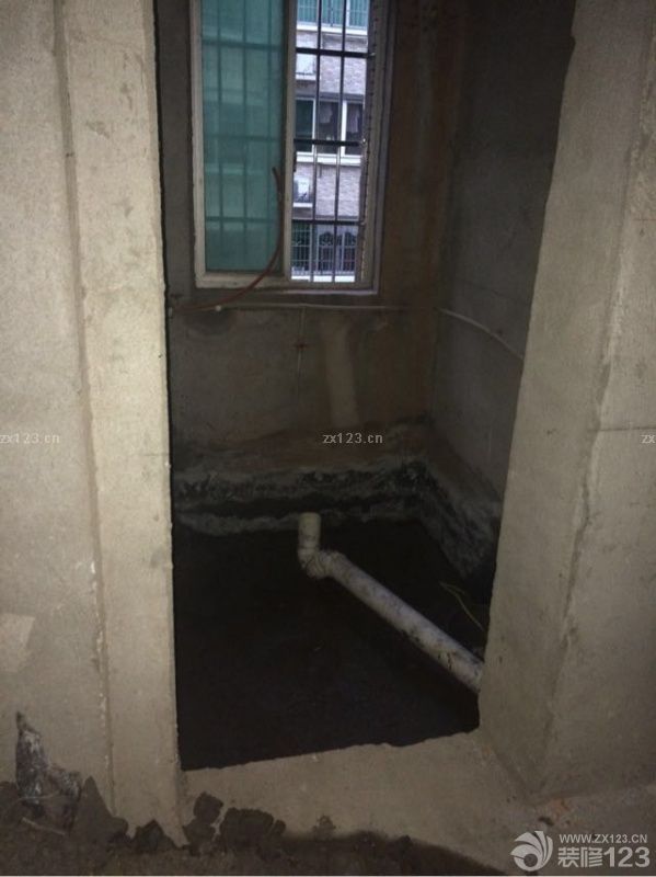 经过三天的改拆，基本的框架已经落成。准备开始进行水电改造啦，厨房厕所阳台这三个地方的防水一定要做好！不然后续会很麻烦，甚至要把铺好的砖敲掉重新做，所以后续装修的伙伴们一定注意啦！<br>另外，走水电一定要在脑海中有一个大致的轮廓，哪些地方按插座，安装多少个，够不够得着等等。给大家一个小建议：每个房间走一根线入闸；冰箱单独走一根；洗衣机、电视机、电脑等等安装电源开关插座，以便于用完之后切断电源；想想沙发边上装几个插座，好边充电边玩手机；想想餐桌哪里装插座好吃火锅…………总之各位对自己的各个房间布局要掌握清楚！<br>