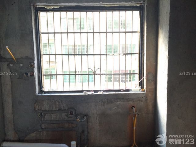 水电差不多已经走好了，这个是在木工进场时的补拍图。厨房真心需要很多的插座！！！而且定位的时候就要想好哪里摆放什么，不然，今后操作起来要接插线板会很麻烦。准备放冰箱，提前在网上看好冰箱的型号，大小，尺寸。有五个插座，中上依次分别是热水器，电饭煲，热水壶插座。中下是蒸烤箱，净水器的插座。进行的煤气管道改造，之前的上窗户边上（不知道之前设计的人怎么想的），后来找燃气公司的人进行管道移下，花了200大洋。<br>