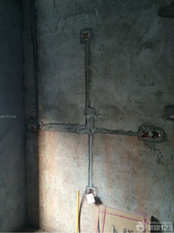 水电差不多已经走好了，这个是在木工进场时的补拍图。厨房真心需要很多的插座！！！而且定位的时候就要想好哪里摆放什么，不然，今后操作起来要接插线板会很麻烦。准备放冰箱，提前在网上看好冰箱的型号，大小，尺寸。有五个插座，中上依次分别是热水器，电饭煲，热水壶插座。中下是蒸烤箱，净水器的插座。进行的煤气管道改造，之前的上窗户边上（不知道之前设计的人怎么想的），后来找燃气公司的人进行管道移下，花了200大洋。<br>