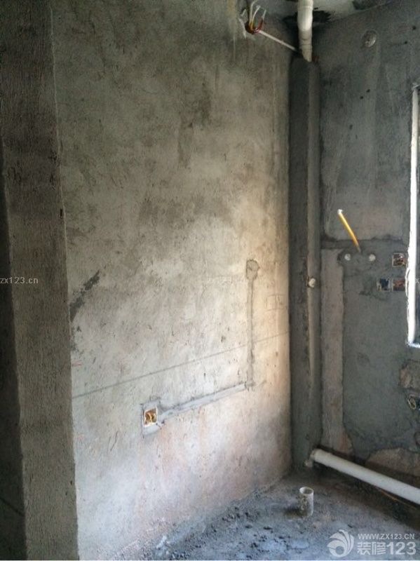 水电差不多已经走好了，这个是在木工进场时的补拍图。厨房真心需要很多的插座！！！而且定位的时候就要想好哪里摆放什么，不然，今后操作起来要接插线板会很麻烦。准备放冰箱，提前在网上看好冰箱的型号，大小，尺寸。有五个插座，中上依次分别是热水器，电饭煲，热水壶插座。中下是蒸烤箱，净水器的插座。进行的煤气管道改造，之前的上窗户边上（不知道之前设计的人怎么想的），后来找燃气公司的人进行管道移下，花了200大洋。<br>