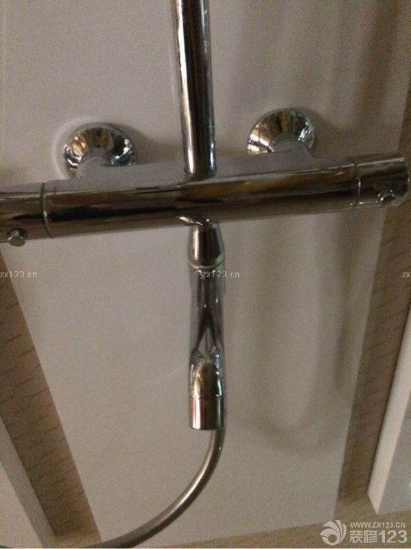 橱柜选好了，就要开始选择卫浴了。一直以来，我都有在网上选择比较，起初考虑过科勒，惠达，还有摩恩，虽然这几个品牌的东西质量没得话说，而且款式新颖，但是这些牌子的造价真心不低，预算一步步吃紧，逼得我只能退而求其次选择了九牧，话说九牧也还可以，算得上是十大品牌之一。<br>