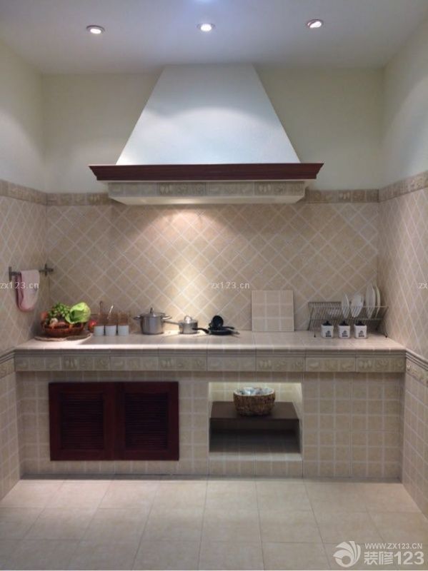 订瓷砖啦。看到图片忍不住住进去，前期一定要多从低端瓷砖看到高端。不然费用不够！我先看了马可波罗、芒果。这几家都是专注做仿古瓷砖的，但价格吓死人啊！又看了东鹏，格莱斯，小蜜蜂…喜欢上网的朋友其实可以网上买。价格优惠些！最终按照性价比选择了东鹏…包括客厅、餐厅、走廊、生活阳台、休闲阳台，一厨两卫。后期要需要购买填缝剂，阳角条，共花费2万3千多