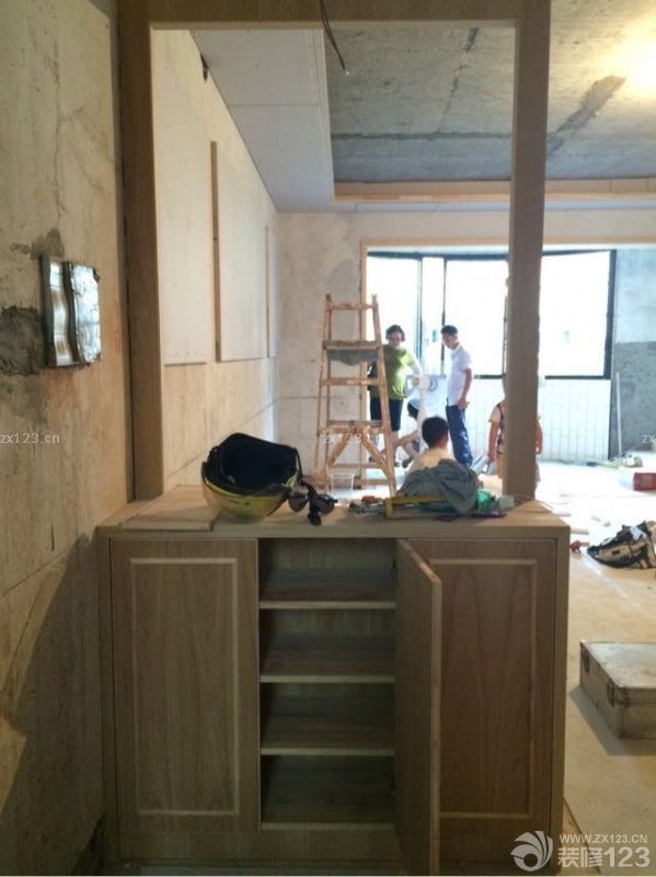 跟之前图纸设计得稍微有点出入，因为考虑到门槛比较低，撤销了门那里的吊柜，内部增加了一个保险柜。值得一提的是，木工师傅特地做了一个收纳格，这个特费手工，还加上后期的打磨。相信喷上油漆之后一定更美。做了两个柜子，一个大衣柜，一个小衣柜。亮点就是左下角的抽屉柜，可以放置一些贵重物品，我觉得我们家特漂亮的就是柜门，妈妈很有心的在每块门板上加了木条做造型。让平淡无奇的门板提升一个档次。后期加上白色油漆和门把手会更加漂亮。