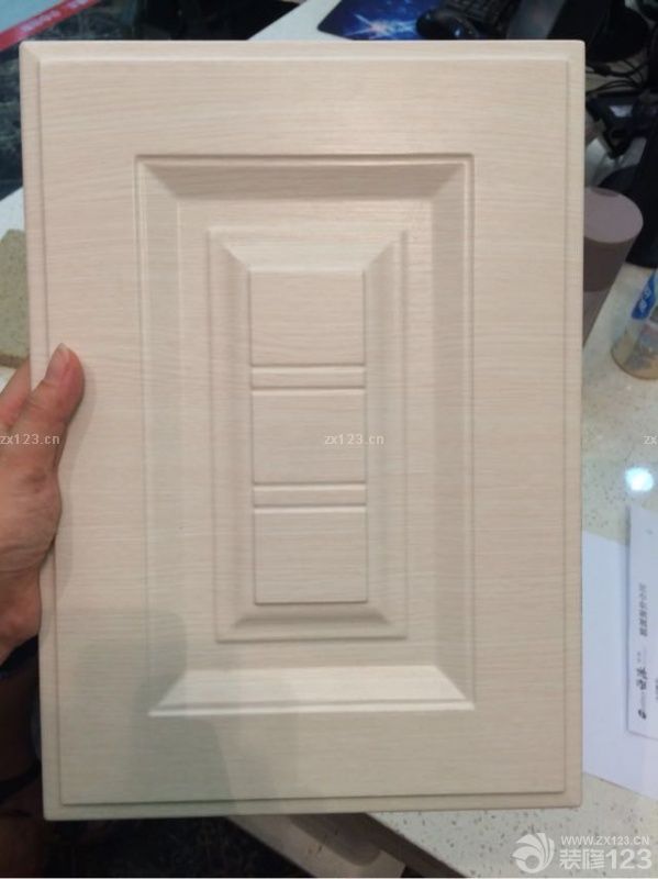 定好欧派的橱柜13800，买好水槽、方太的抽油烟机、灶具、蒸箱11000…附赠厨房效果图一张！