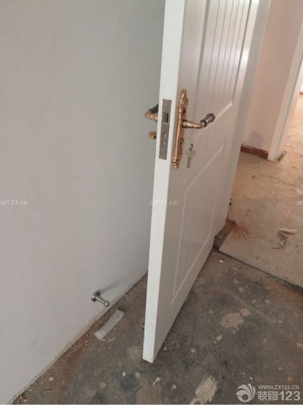 安装门～油漆进一半的时候入场，先装好房门，其次装卫生间门，再装柜门，最后装索拉门！