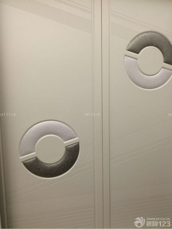 安装门～油漆进一半的时候入场，先装好房门，其次装卫生间门，再装柜门，最后装索拉门！