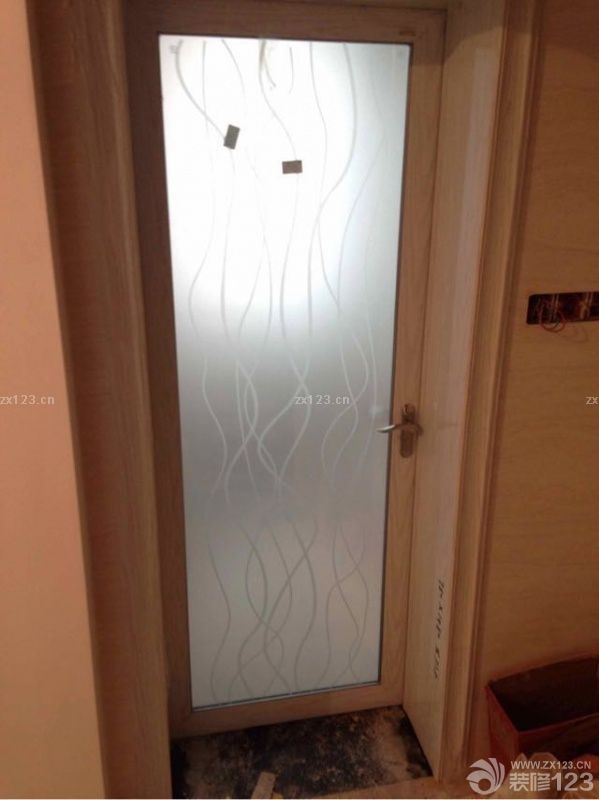 安装门～油漆进一半的时候入场，先装好房门，其次装卫生间门，再装柜门，最后装索拉门！