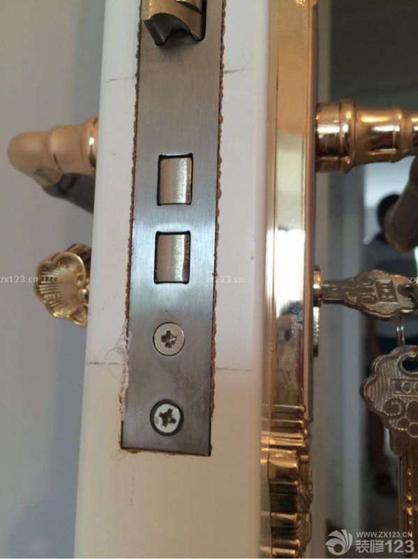 安装门～油漆进一半的时候入场，先装好房门，其次装卫生间门，再装柜门，最后装索拉门！