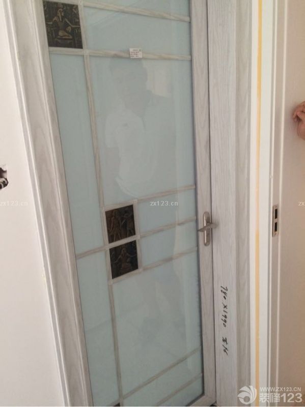 安装门～油漆进一半的时候入场，先装好房门，其次装卫生间门，再装柜门，最后装索拉门！