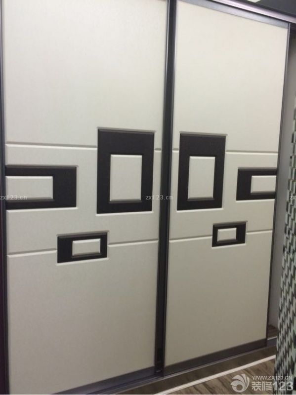 安装门～油漆进一半的时候入场，先装好房门，其次装卫生间门，再装柜门，最后装索拉门！