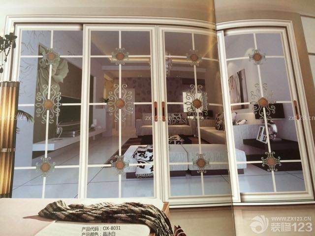 安装门～油漆进一半的时候入场，先装好房门，其次装卫生间门，再装柜门，最后装索拉门！