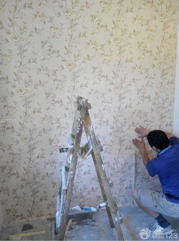 开始铺墙纸了，因为大部分是A面和B面，A面大花朵，B面竖条纹损耗会少些。期待贴完之后的效果。